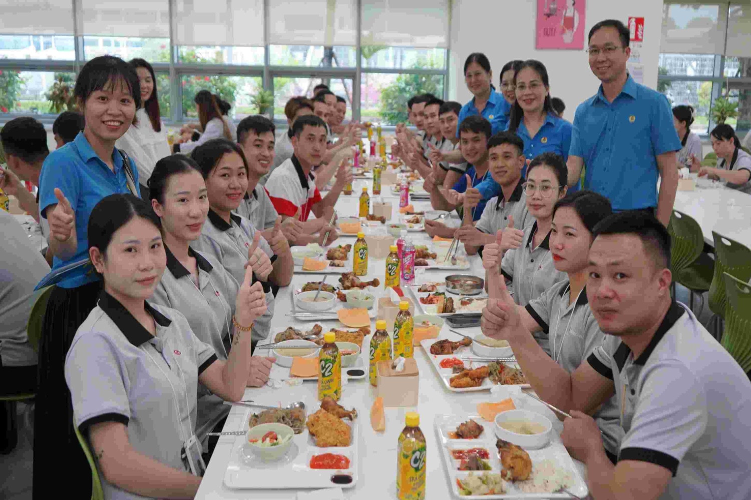 Bữa cơm công đoàn” tại Công ty Trách nhiệm hữu hạn LG Innotek (Hải Phòng) cho hơn 4000 lao động. Ảnh: MAI DUNG