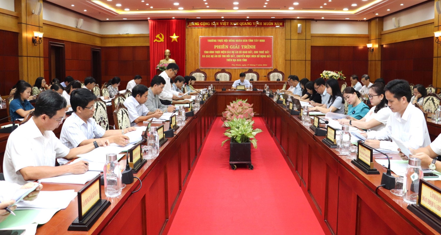 Quang cảnh phiên giải trình. Ảnh: Huỳnh Thảo