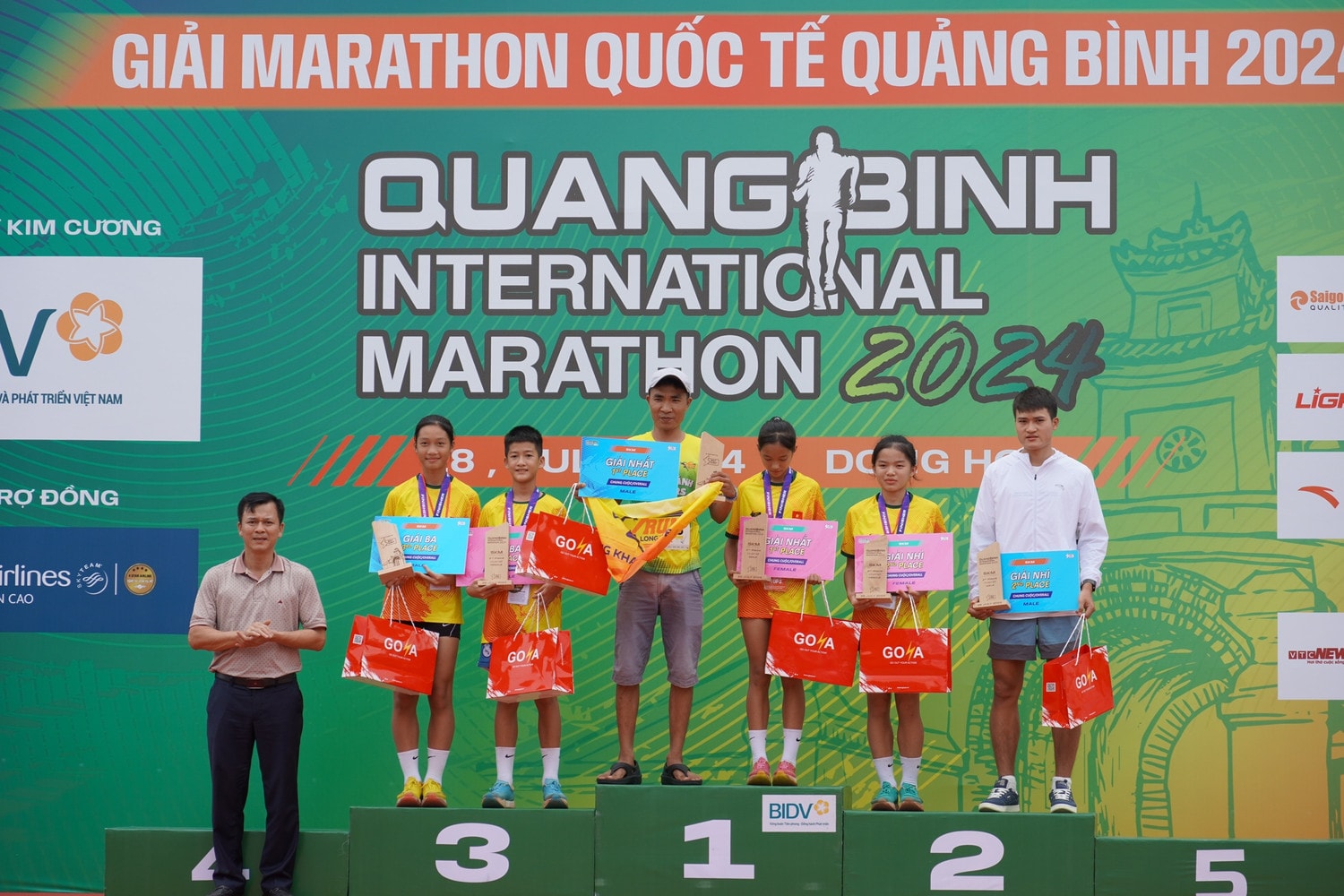 Hàng nghìn người chạy bộ trên cung đường biển đẹp nhất Quảng Bình -0