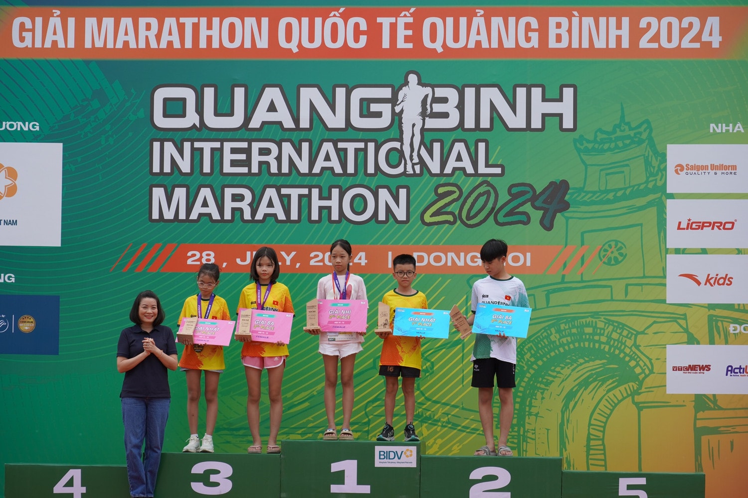 Hàng nghìn người chạy bộ trên cung đường biển đẹp nhất Quảng Bình -0