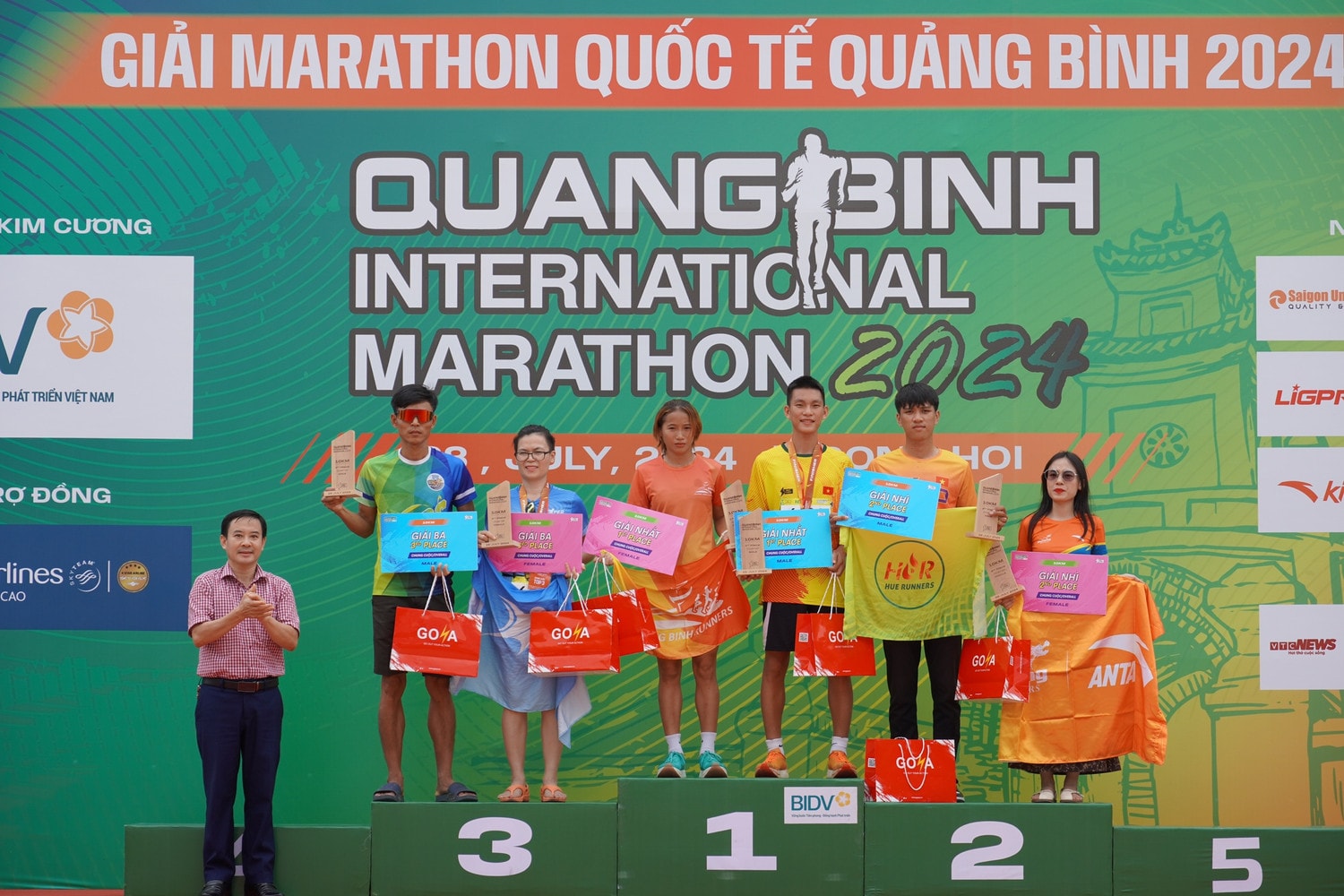 Hàng nghìn người chạy bộ trên cung đường biển đẹp nhất Quảng Bình -0