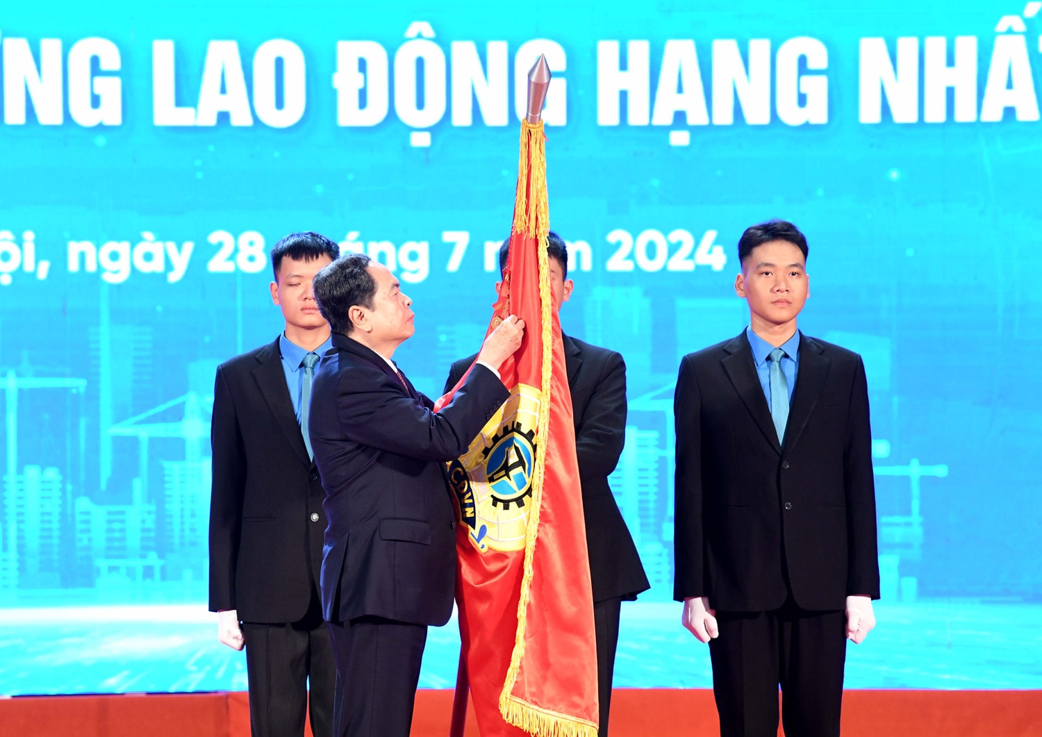 Chủ tịch Quốc hội Trần Thanh Mẫn trao tặng Huân chương Lao động hạng Nhất cho Tổng Liên đoàn Lao động Việt Nam. Ảnh: Lâm Hiển Chủ tịch Quốc hội Trần Thanh Mẫn: Đổi mới mạnh mẽ, khẳng định vai trò nòng cốt, trực tiếp của Công đoàn Việt Nam trong xây dựng giai cấp công nhân hiện đại, lớn mạnh -0