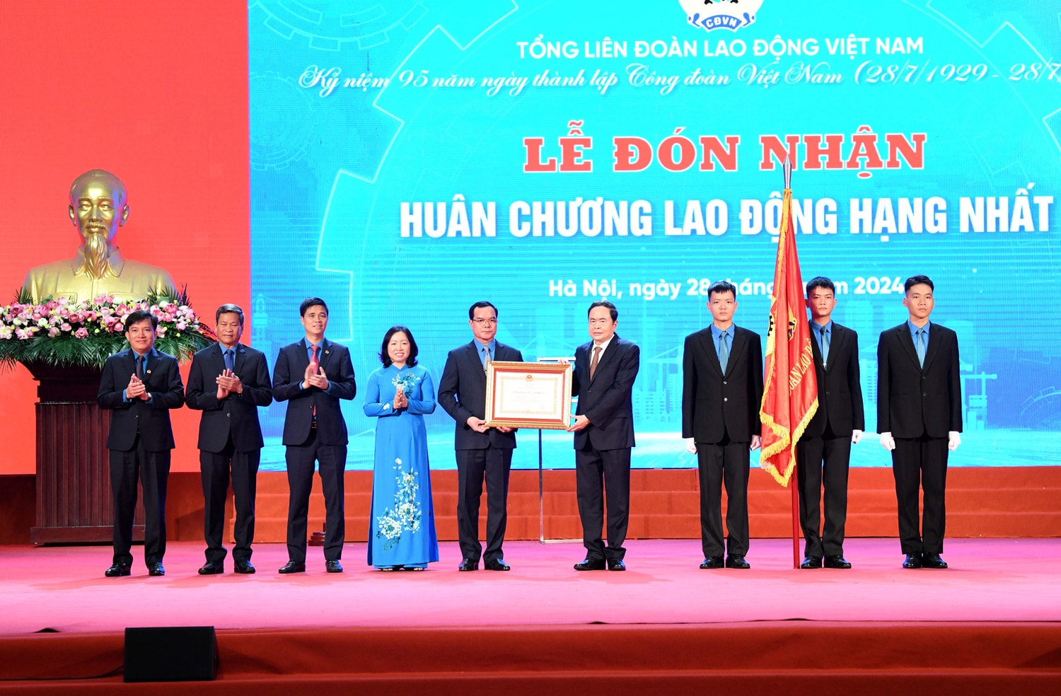 Chủ tịch Quốc hội Trần Thanh Mẫn trao tặng Huân chương Lao động hạng Nhất cho Tổng Liên đoàn Lao động Việt Nam. Ảnh: Lâm Hiển Chủ tịch Quốc hội Trần Thanh Mẫn: Đổi mới mạnh mẽ, khẳng định vai trò nòng cốt, trực tiếp của Công đoàn Việt Nam trong xây dựng giai cấp công nhân hiện đại, lớn mạnh -1