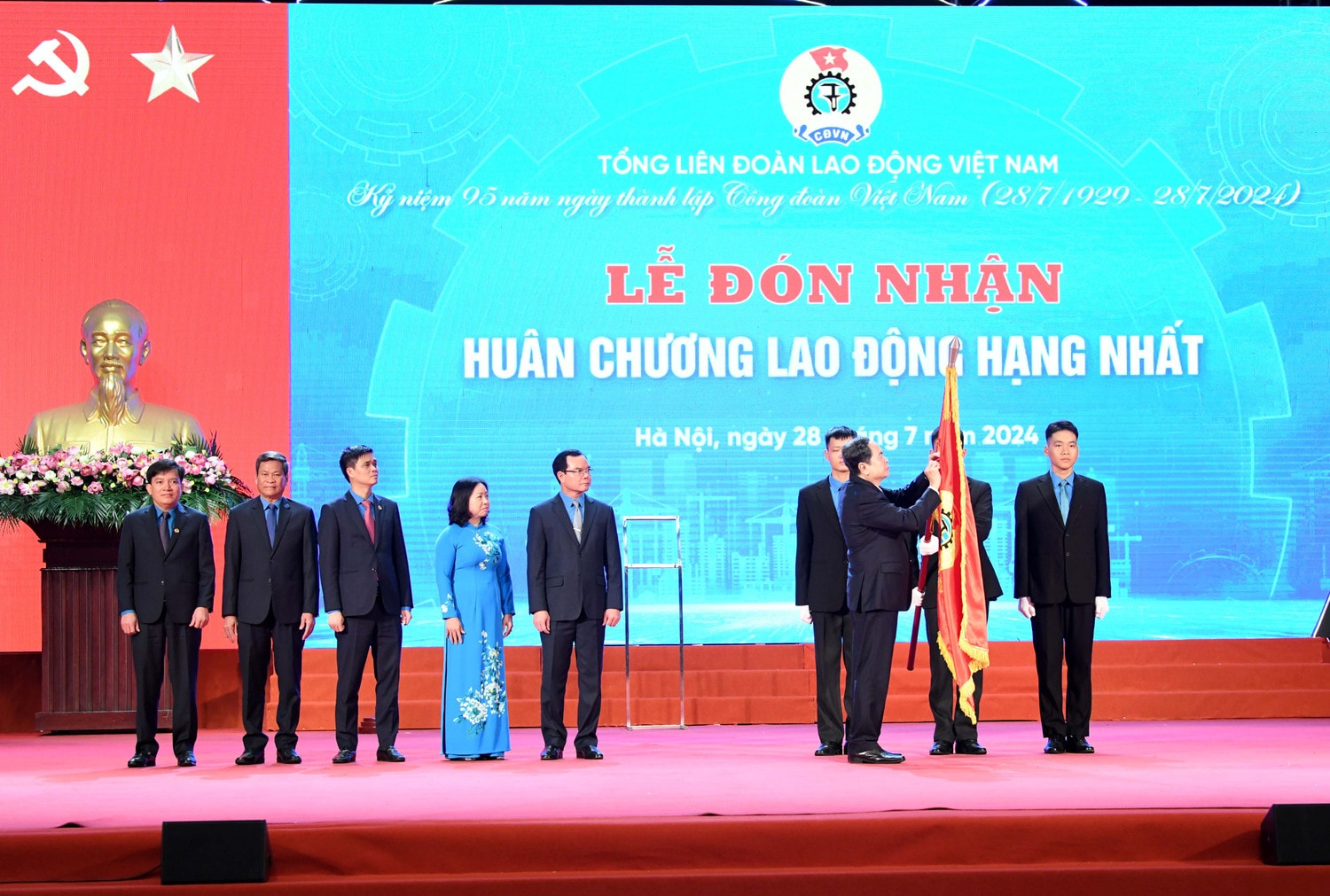 Chủ tịch Quốc hội Trần Thanh Mẫn trao tặng Huân chương Lao động hạng Nhất cho Tổng Liên đoàn Lao động Việt Nam. Ảnh: Lâm Hiển dsc_1487.jpg -1