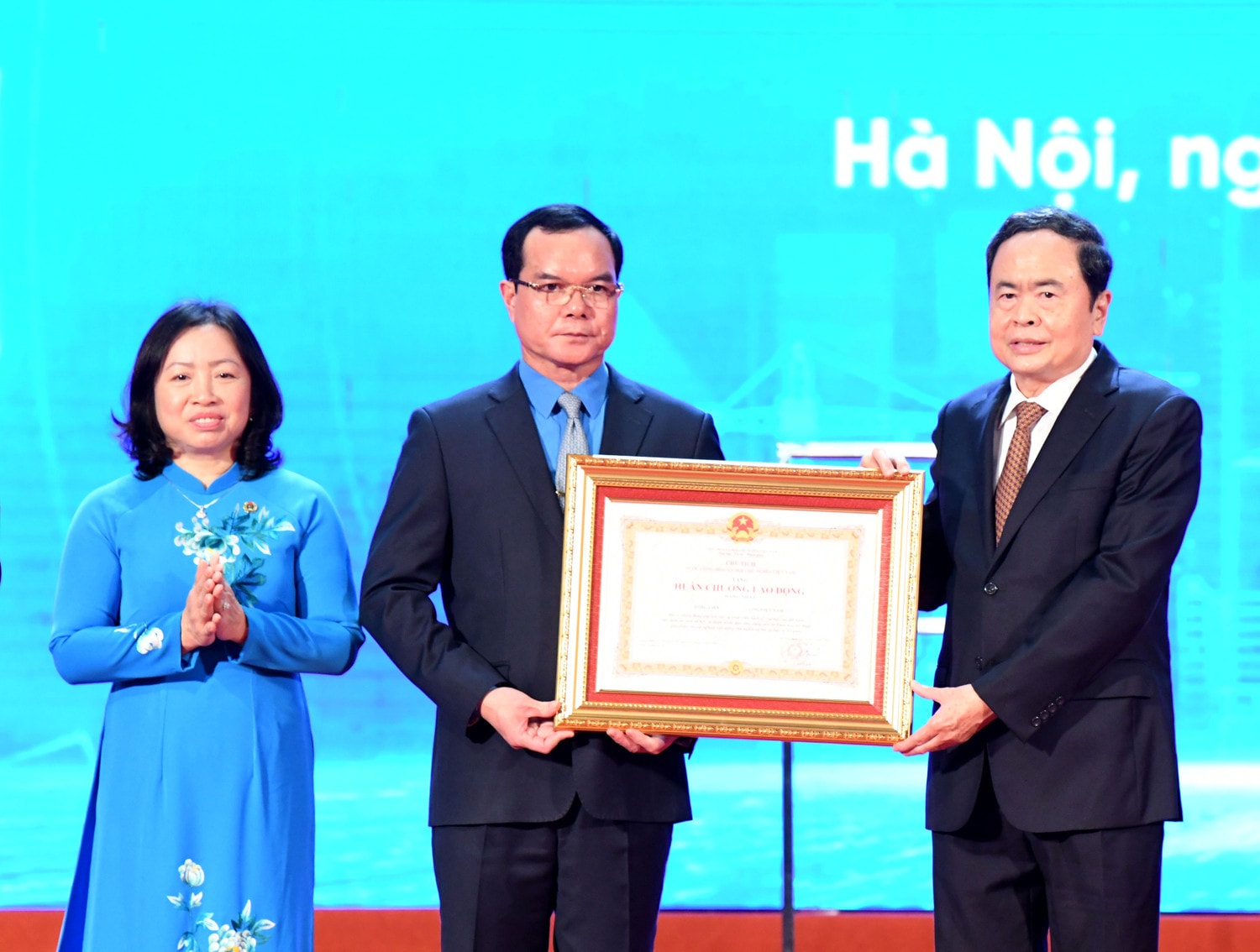 Chủ tịch Quốc hội Trần Thanh Mẫn trao tặng Huân chương Lao động hạng Nhất cho Tổng Liên đoàn Lao động Việt Nam. Ảnh: Lâm Hiển Chủ tịch Quốc hội Trần Thanh Mẫn: Đổi mới mạnh mẽ, khẳng định vai trò nòng cốt, trực tiếp của Công đoàn Việt Nam trong xây dựng giai cấp công nhân hiện đại, lớn mạnh -0