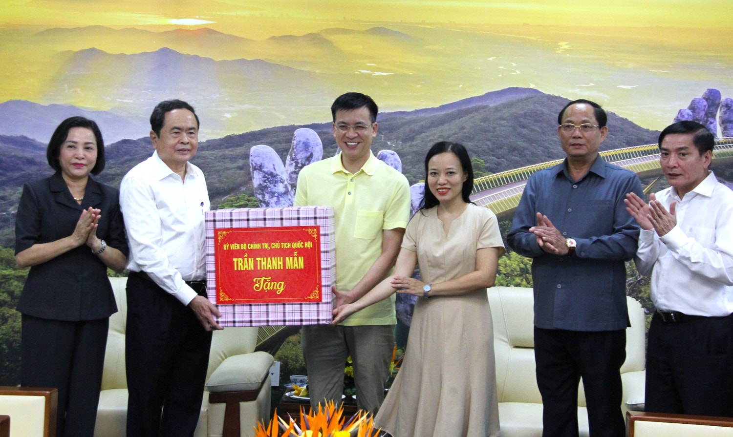 Chủ tịch Quốc hội Trần Thanh Mẫn cùng Đoàn công tác trao quà tặng Truyền hình Quốc hội Việt Nam Chủ tịch Quốc hội Trần Thanh Mẫn thăm và làm việc với các đơn vị của Văn phòng Quốc hội tại Đà Nẵng -0