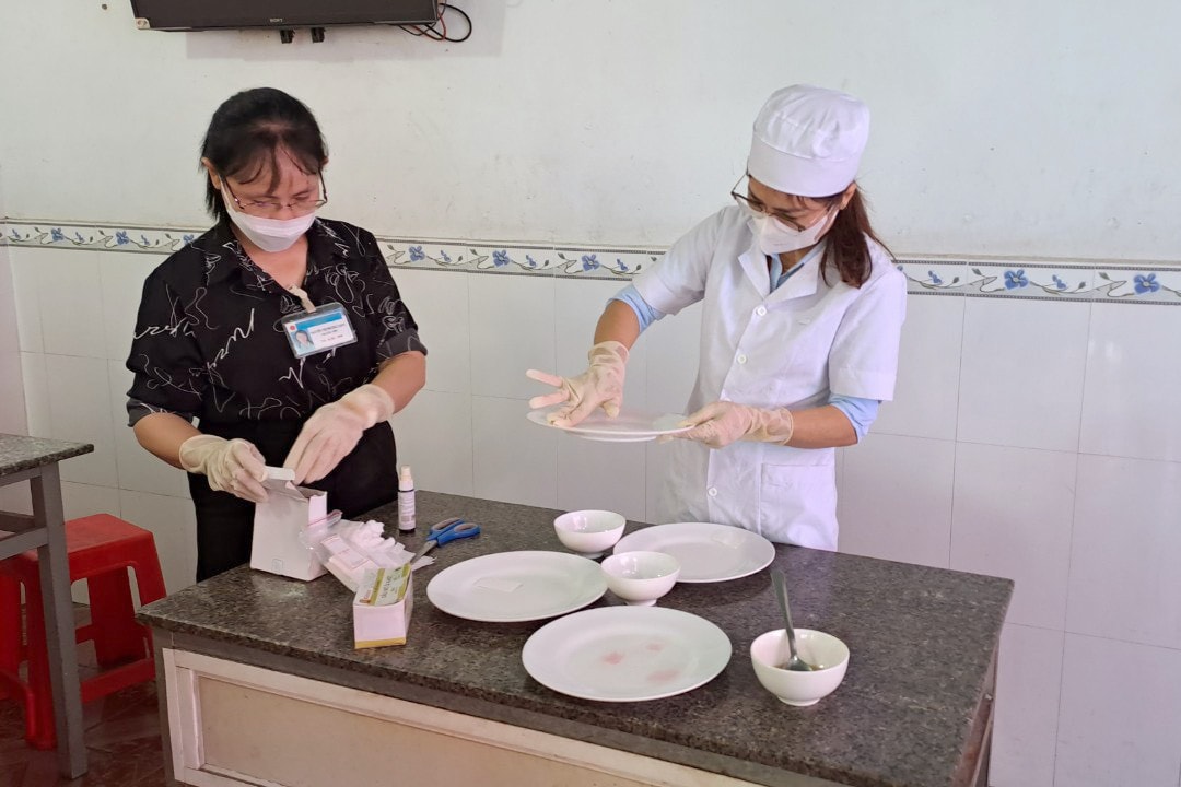 Sở Y tế kiểm tra mẫu thực ăn tại các đơn vị liên quan trong vụ đoàn khách của Công ty Hòn Gai Tour bị nghi ngộ độc thực phẩm