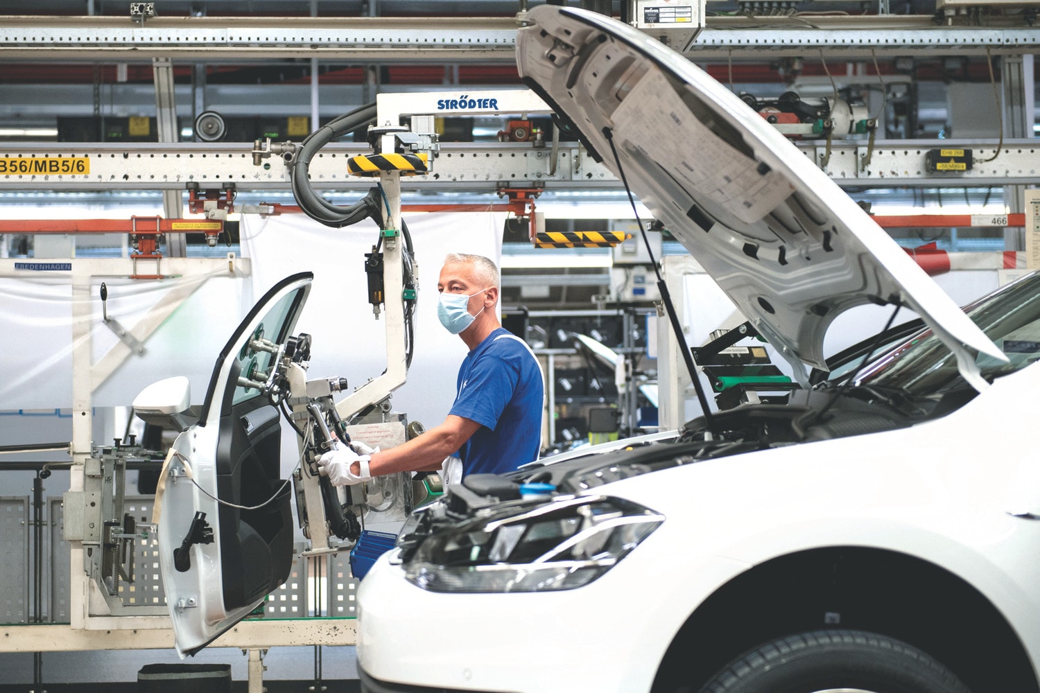 Trong nhà máy xe Volkswagen ở thành phố Wolfsburg (Đức) Ảnh: Reuters