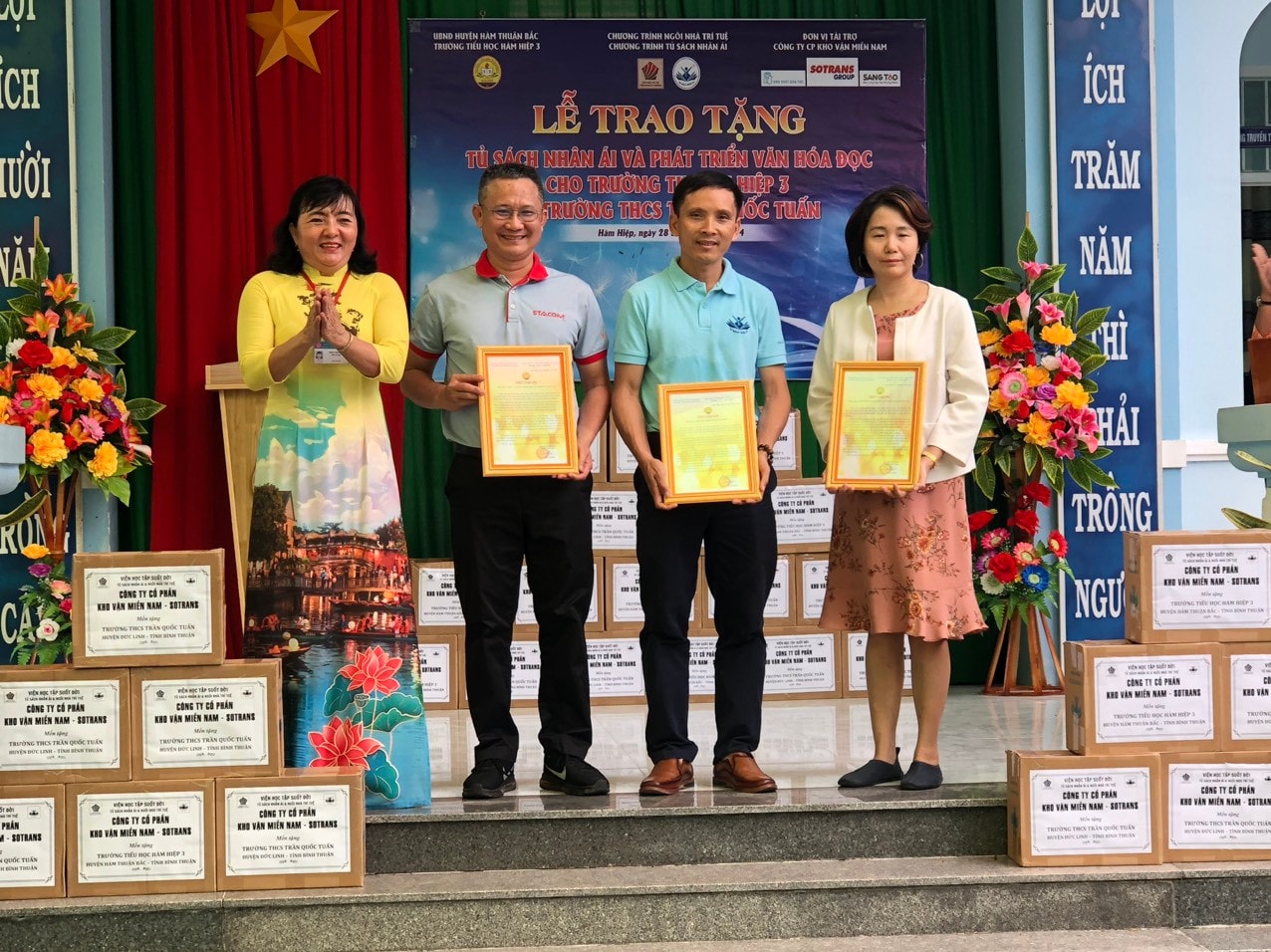 Trao tặng 30 tủ sách cho 2 trường học ở Bình Thuận -0
