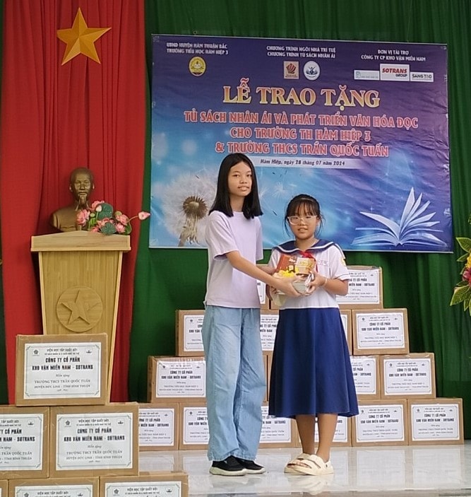 Trao tặng 30 tủ sách cho 2 trường học ở Bình Thuận -3