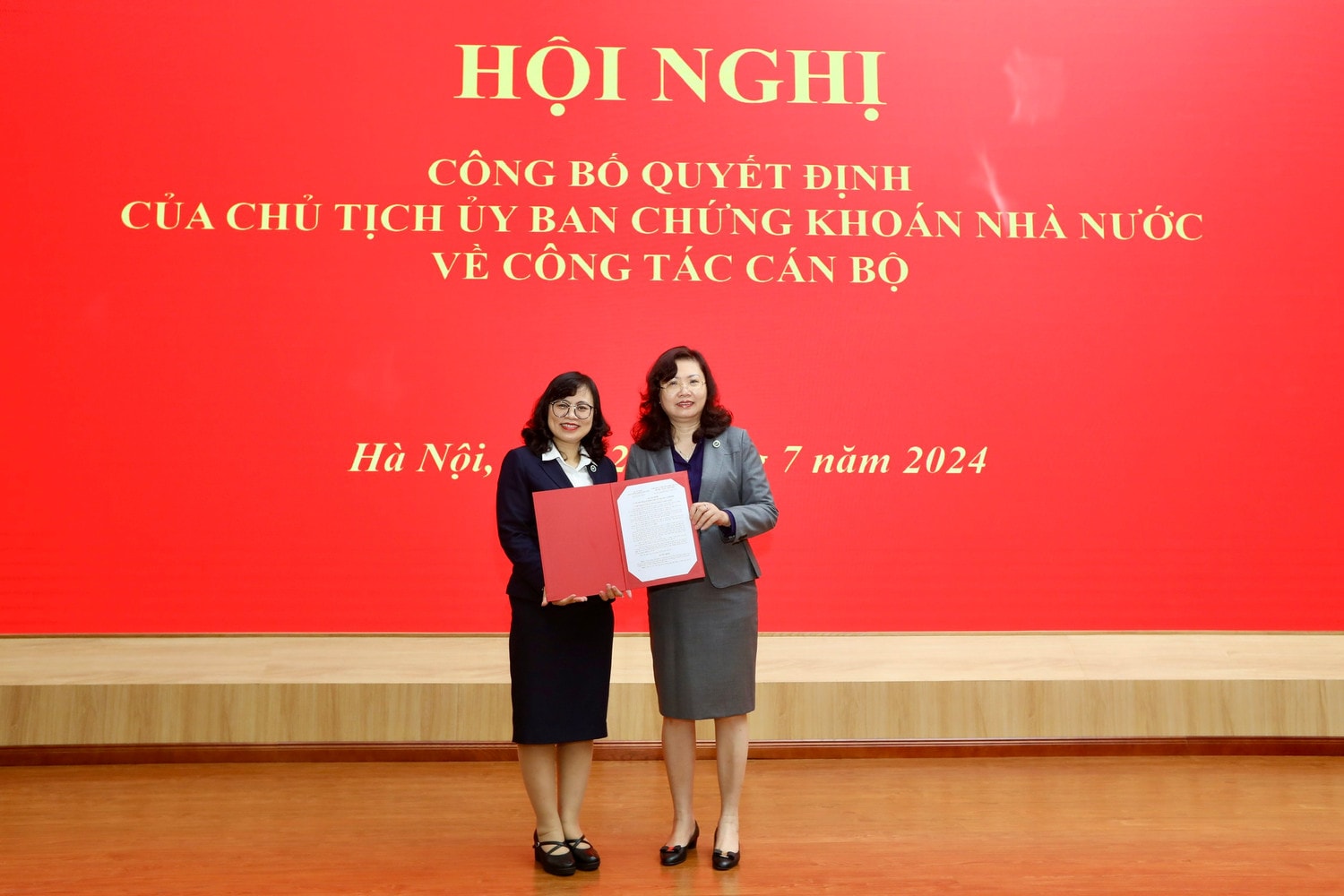 Ủy ban Chứng khoán Nhà nước trao Quyết định điều động, bổ nhiệm công chức giữ chức vụ lãnh đạo -0
