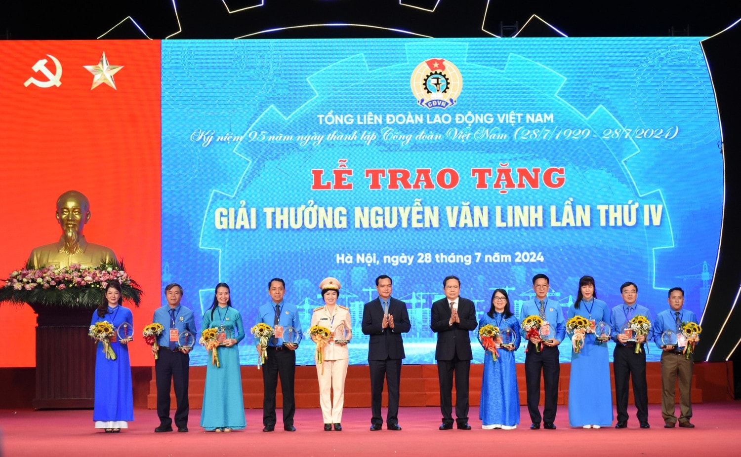 Ủy viên Bộ Chính trị, Chủ tịch Quốc hội Trần Thanh Mẫn và Chủ tịch Tổng Liên đoàn Lao động Việt Nam Nguyễn Đình Khang trao tặng Giải thưởng Nguyễn Văn Linh cho 10 cán bộ công đoàn. Ảnh: Lâm Hiển