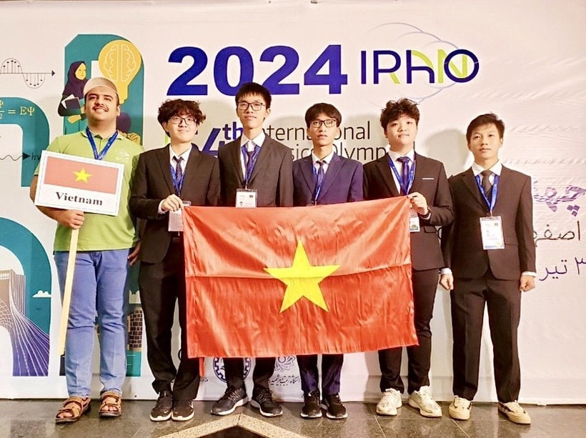 Vietnamese students win two gold and three silver medals at the 2024 International Physics Olympiad. (Photo: VNA) Vietnam wins five medals at int’l physics Olympiad -0