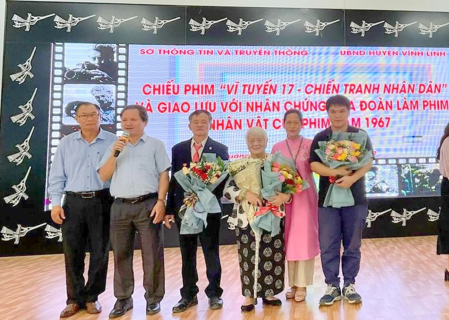 Viên Hồng Quang (ngoài cùng bên phải) trong chương trình chiếu phim và giao lưu với nhân chứng tại Vĩnh Linh, Quảng Trị. Ảnh: NVCC