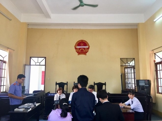 Mô hình phòng xử thân thiện không có vành móng ngựa, bị cáo được bố trí ngồi gần vị trí của luật sư bào chữa, người giám hộ. Nguồn: anninhthudo.vn