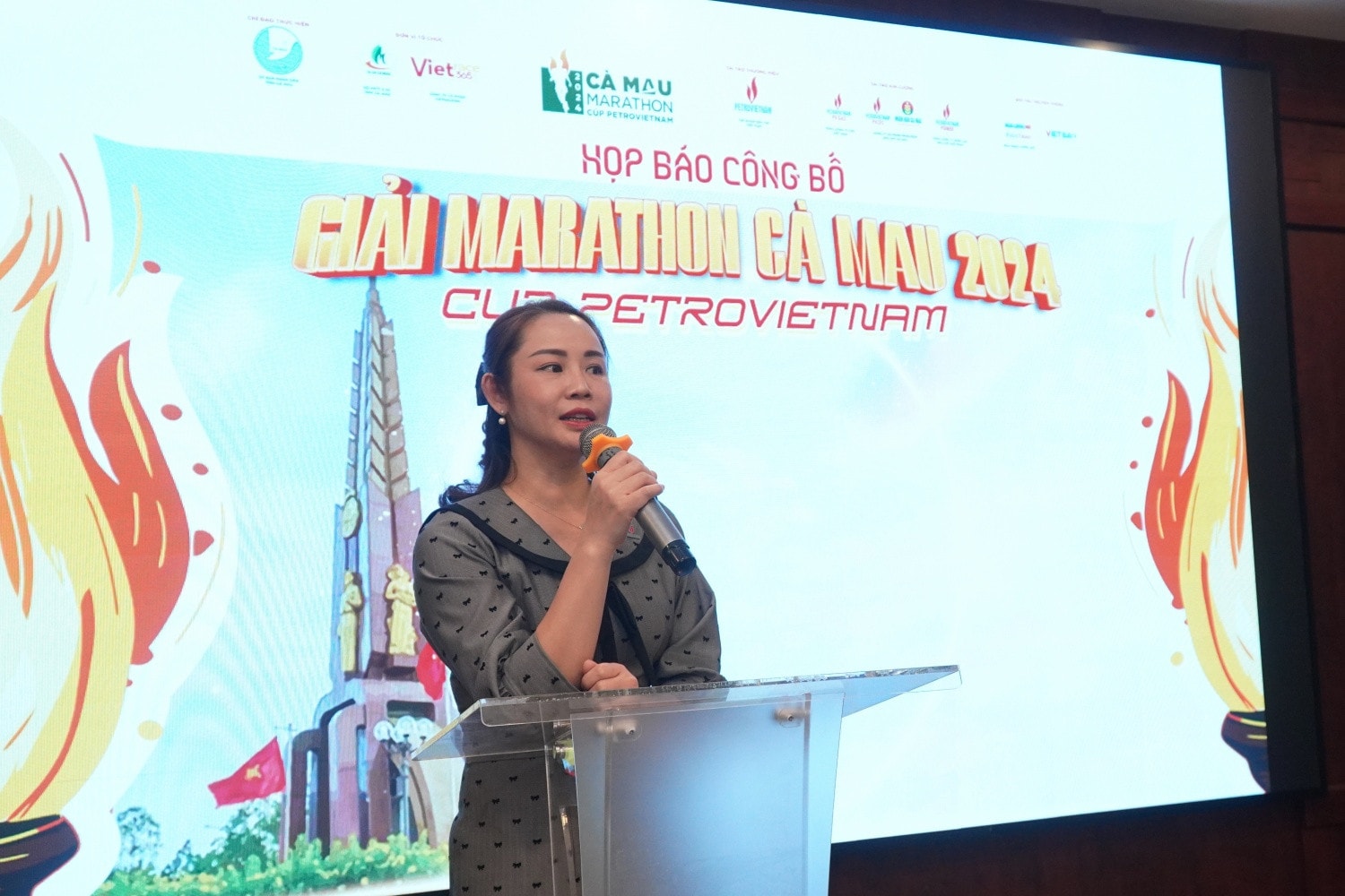Bà Vũ Thị Thu Hương - Phó trưởng Ban Truyền thông và Văn hóa Doanh nghiệp Petrovietnam phát biểu tại họp báo. Ảnh: Petrovietnam