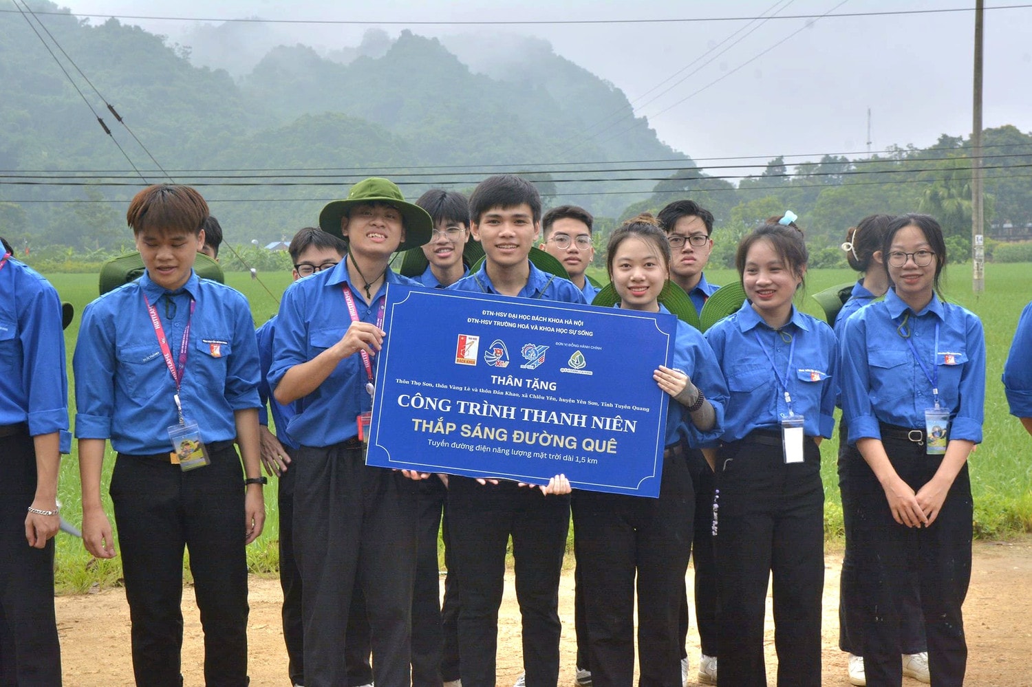 Những người trẻ tình nguyện mang cuộc sống xanh lên vùng cao -0