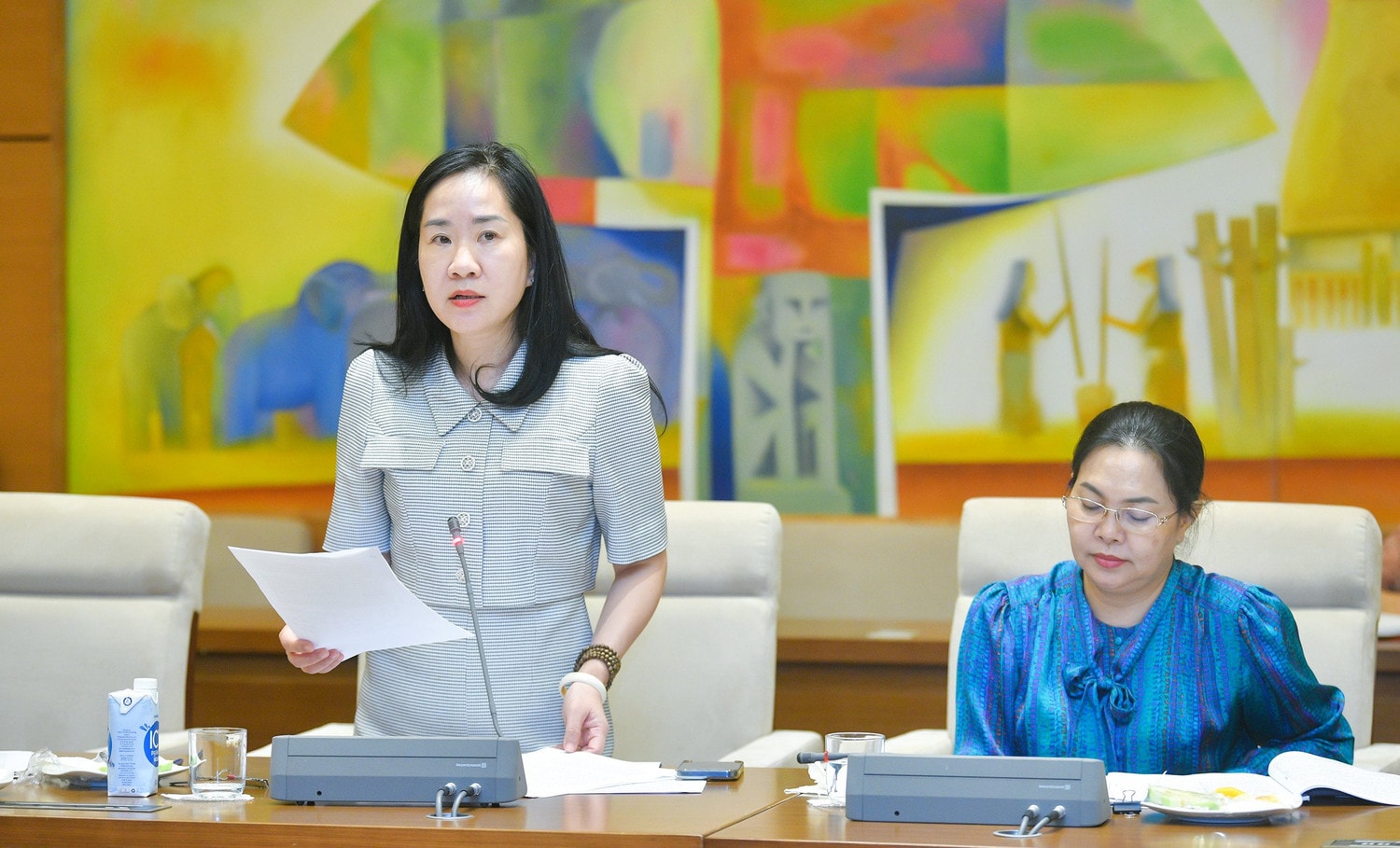 Phó Chủ nhiệm Ủy ban Kinh tế Đoàn Thị Thanh Mai phát biểu ý kiến