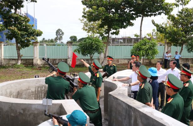 Đoàn khảo sát Ủy ban Quốc phòng và An ninh khảo sát thực tế khu vực phòng không nhân dân trên địa bàn TP. Long Xuyên Đoàn khảo sát Ủy ban Quốc phòng và An ninh của Quốc hội làm việc tại An Giang