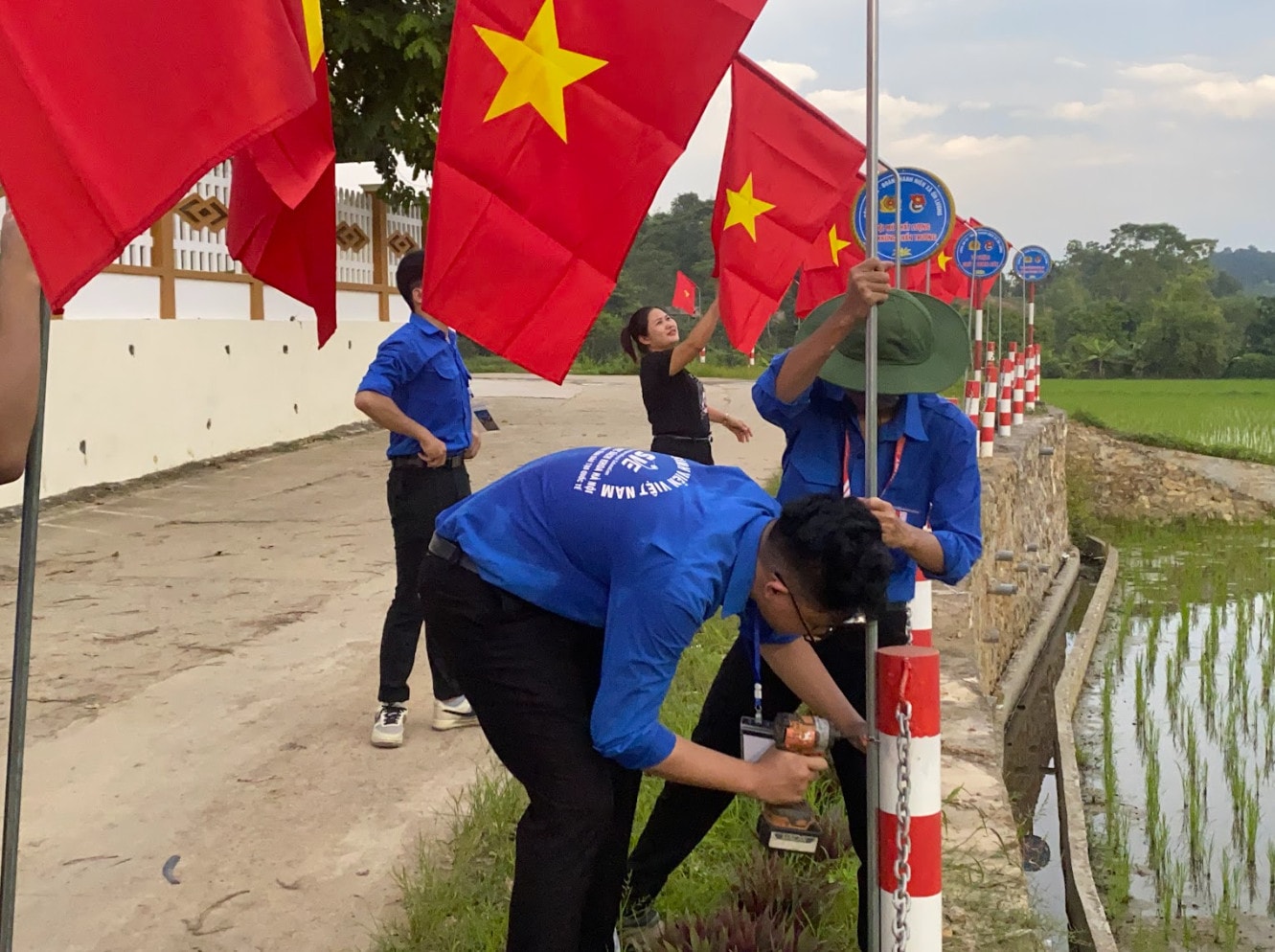 Những người trẻ tình nguyện mang cuộc sống xanh lên vùng cao -0