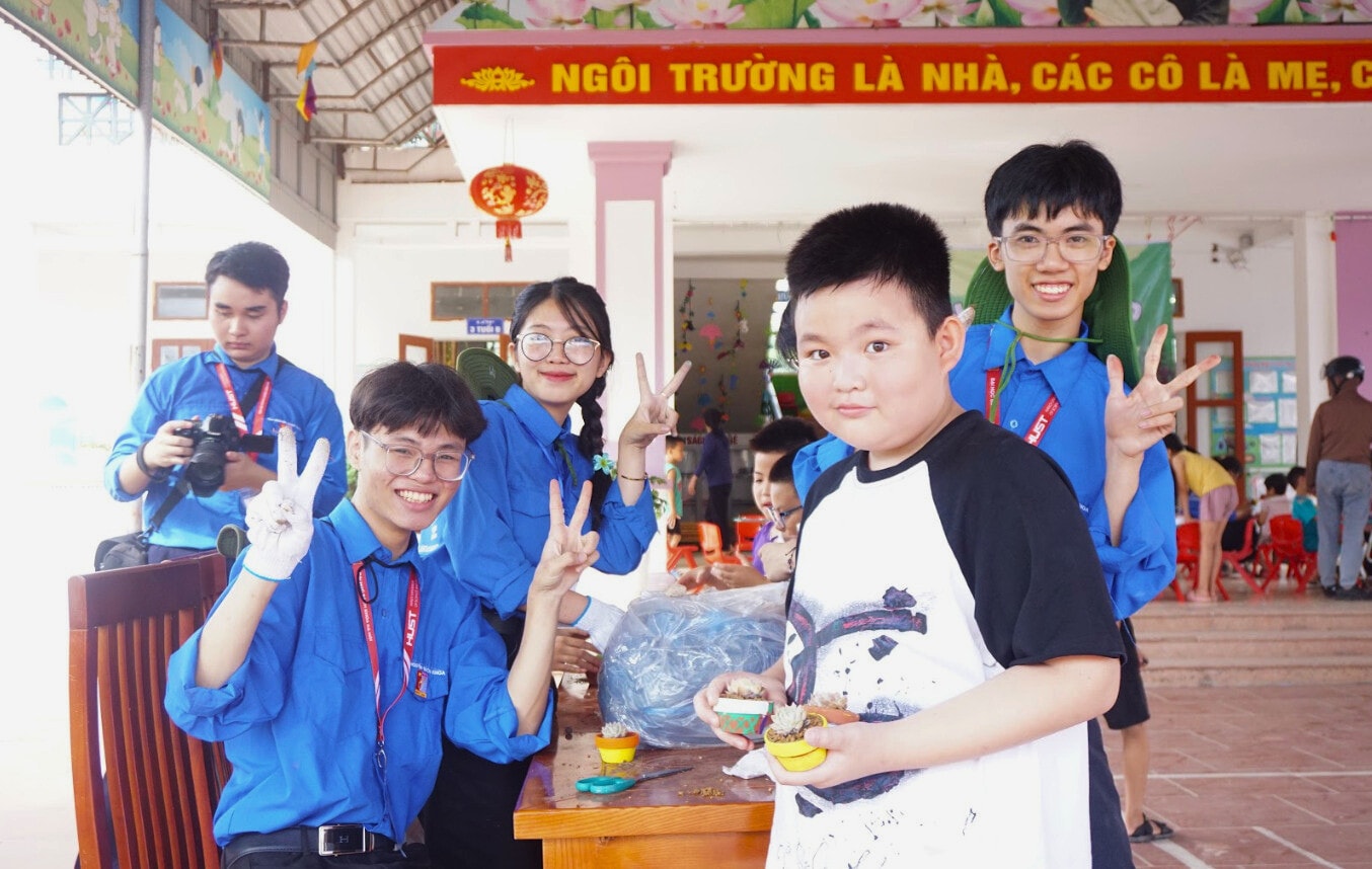 Những người trẻ tình nguyện mang cuộc sống xanh lên vùng cao -0