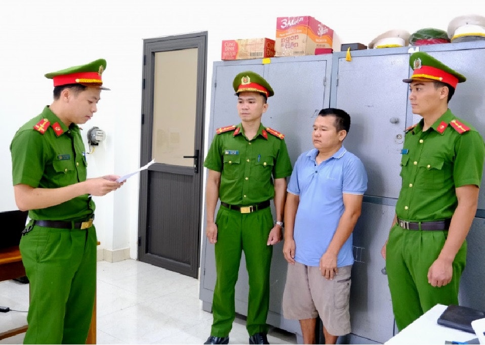 Khởi tố tài xế điều khiển phương tiện “thông chốt”, đâm vào xe CSGT -0