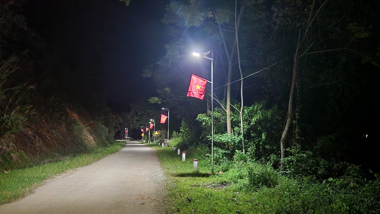 Những người trẻ tình nguyện mang cuộc sống xanh lên vùng cao -0