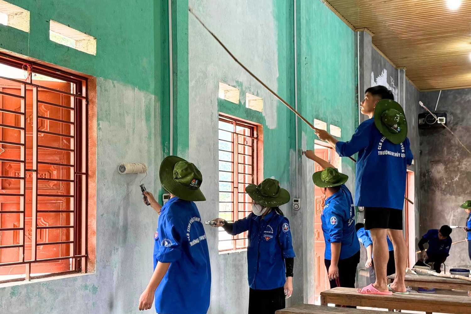 Những người trẻ tình nguyện mang cuộc sống xanh lên vùng cao -0