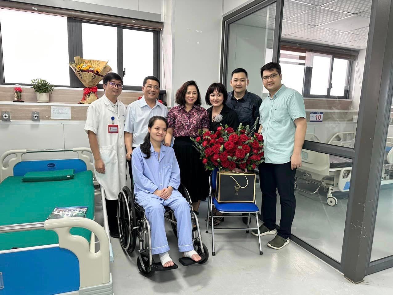 Nữ bác sĩ trẻ bị tấm kính rơi vào người sẽ tiếp tục làm việc tại Bệnh viện K -0