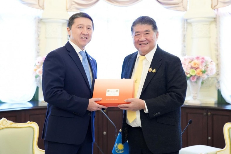 Thai Commerce Minister Phumtham Wechayachai (R) with Arman Issetov, Kazakhstan's ambassador to Thailand (Photo: bangkokpost.com) Thailand ready to start FTA negotiations with EAEU -0