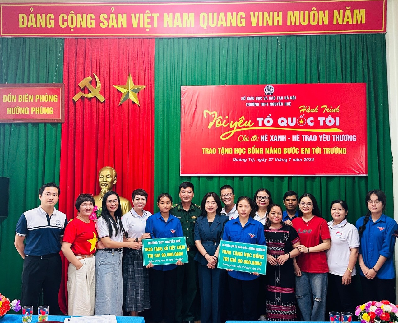 Đoàn giáo viên môn Lịch sử toàn quốc tặng quà cô, trò nghèo biên giới Việt-Lào -0