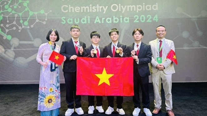 PGS.TS. Nguyễn Thị Thu Hà (Trưởng đoàn), em Đỗ Phú Quốc, em Giáp Vũ Sơn Hà, em Nguyễn Hữu Tiến Hưng, em Trần Đăng Khôi, TS. Phạm Văn Phong (Phó đoàn)