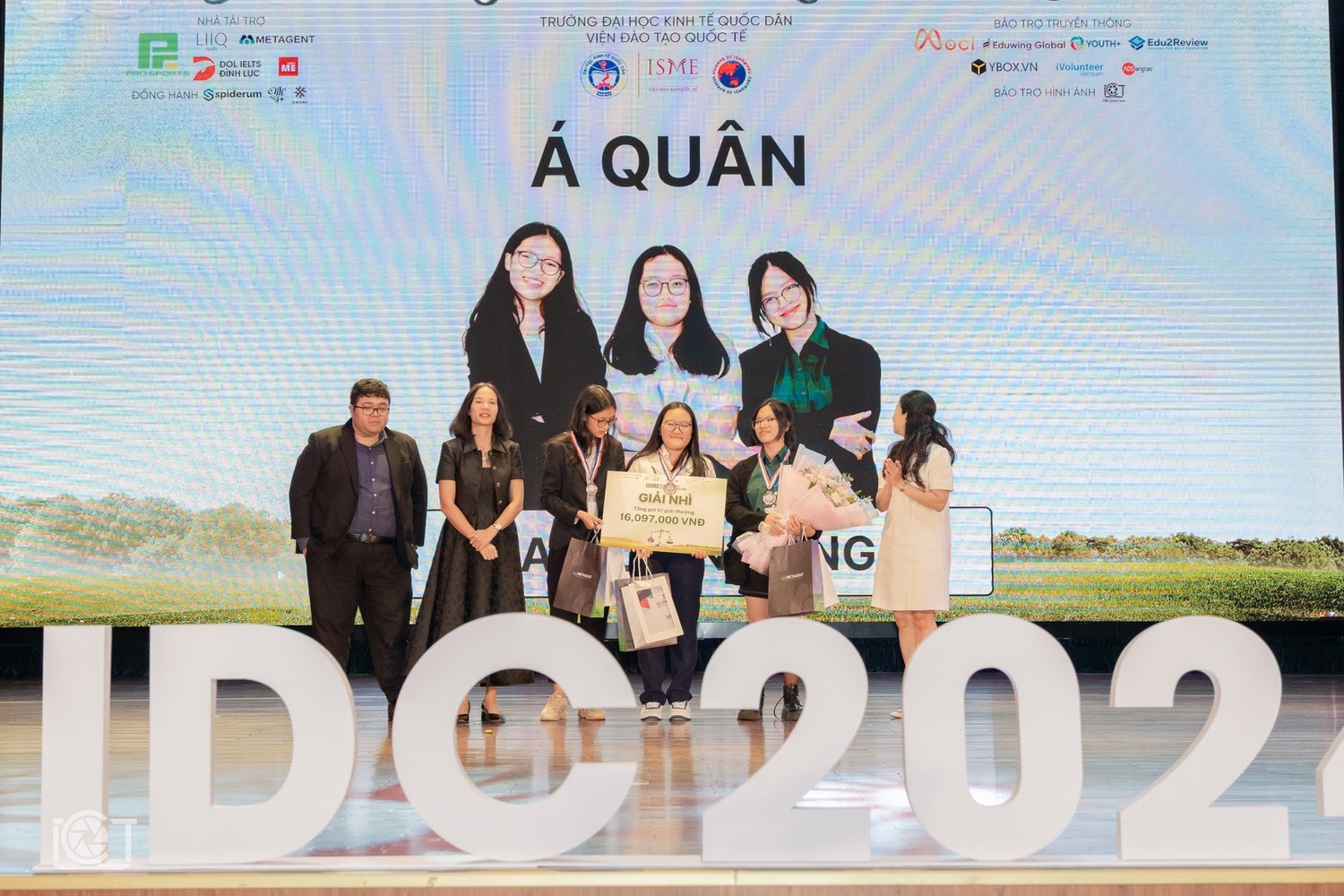 Hàng trăm học sinh, sinh viên toàn quốc tham gia cuộc thi tranh biện tại Trường ĐH Kinh tế Quốc dân -0