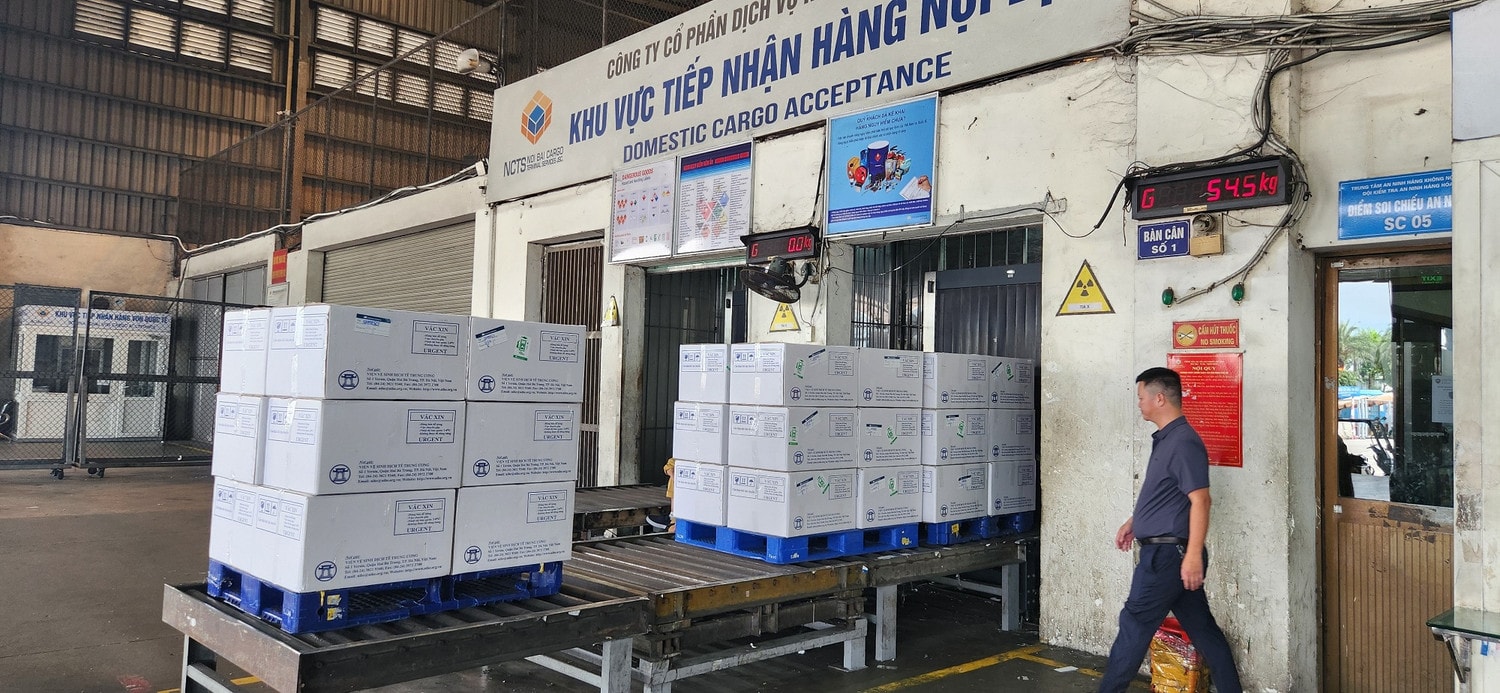 Vietnam Airlines tiếp tục vận chuyển miễn cước vắc xin cho Chương trình Tiêm chủng mở rộng Quốc gia -0