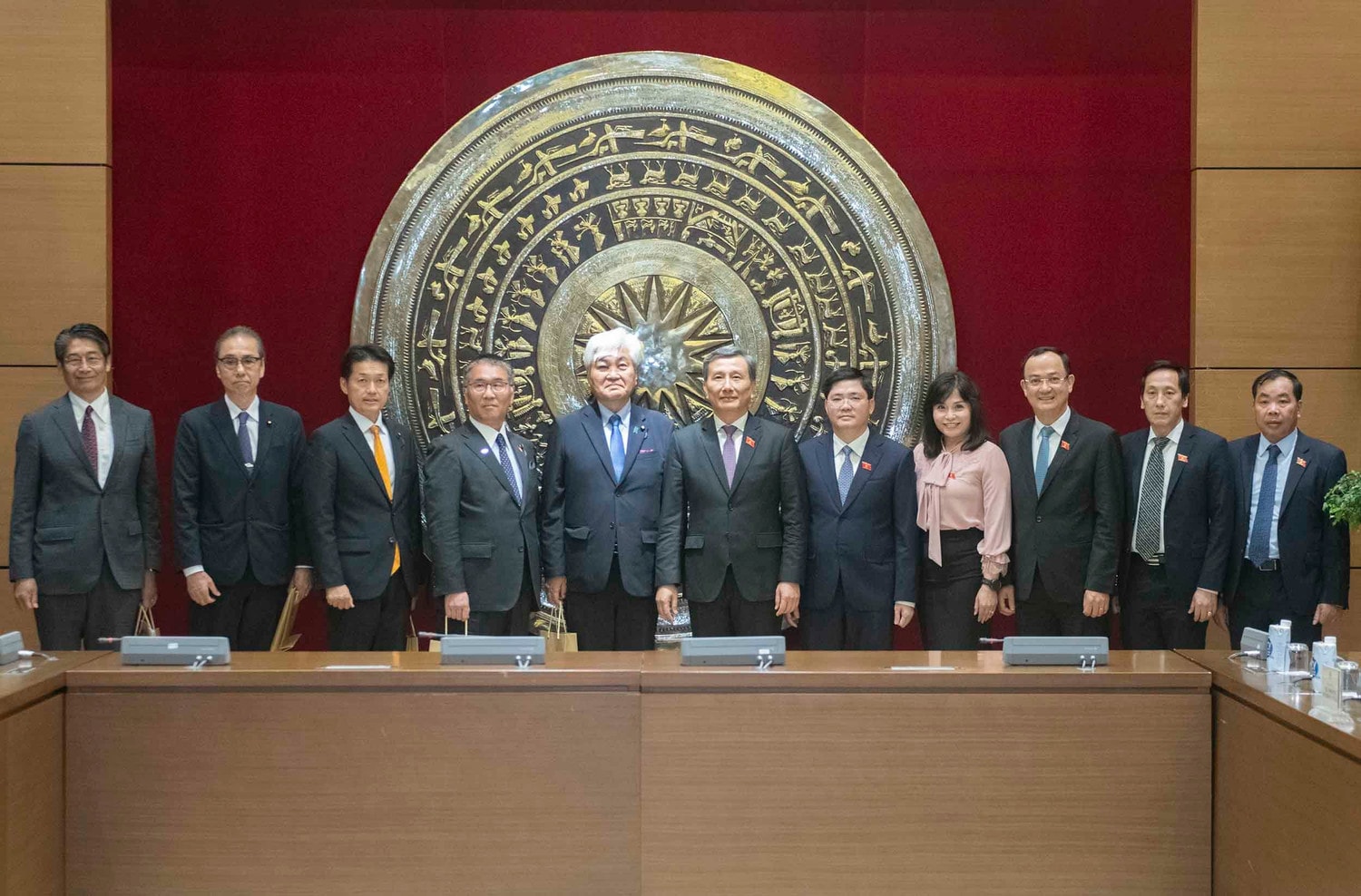 Chủ nhiệm Ủy ban Khoa học, Công nghệ và Môi trường Lê Quang Huy và Đoàn Ủy ban Môi trường Hạ viện Nhật Bản chụp hình lưu niệm