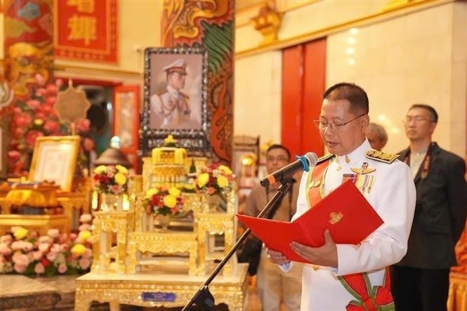 Theetat Phimpha, Director of the Department of Religious Affairs, Ministry of Culture of Thailand, reads the royal decree at a ceremony on July 28. (Photo: VNA) Thailand recognises Vietnamese Buddhist sect -0
