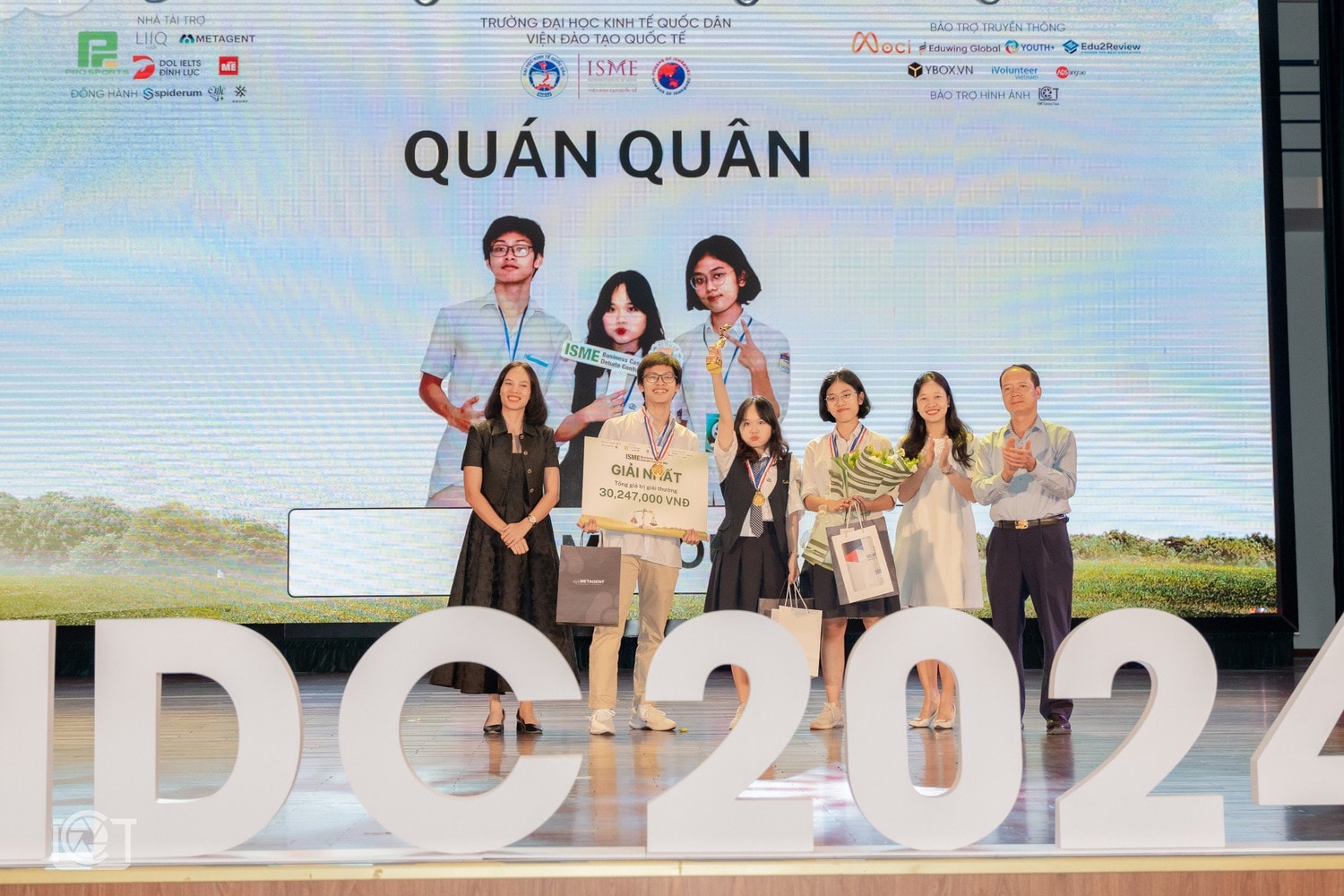 Hàng trăm học sinh, sinh viên toàn quốc tham gia cuộc thi tranh biện tại Trường ĐH Kinh tế Quốc dân -0