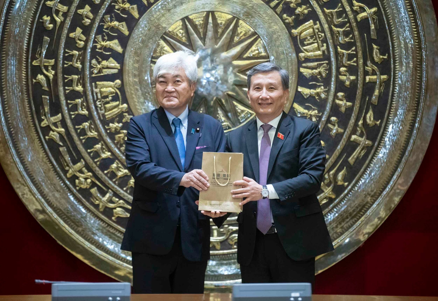 Chủ nhiệm Ủy ban Khoa học, Công nghệ và Môi trường Lê Quang Huy tặng quà Chủ nhiêm Ủy ban Môi trường Hạ viện Nhật Bản Mutai Shunsuke