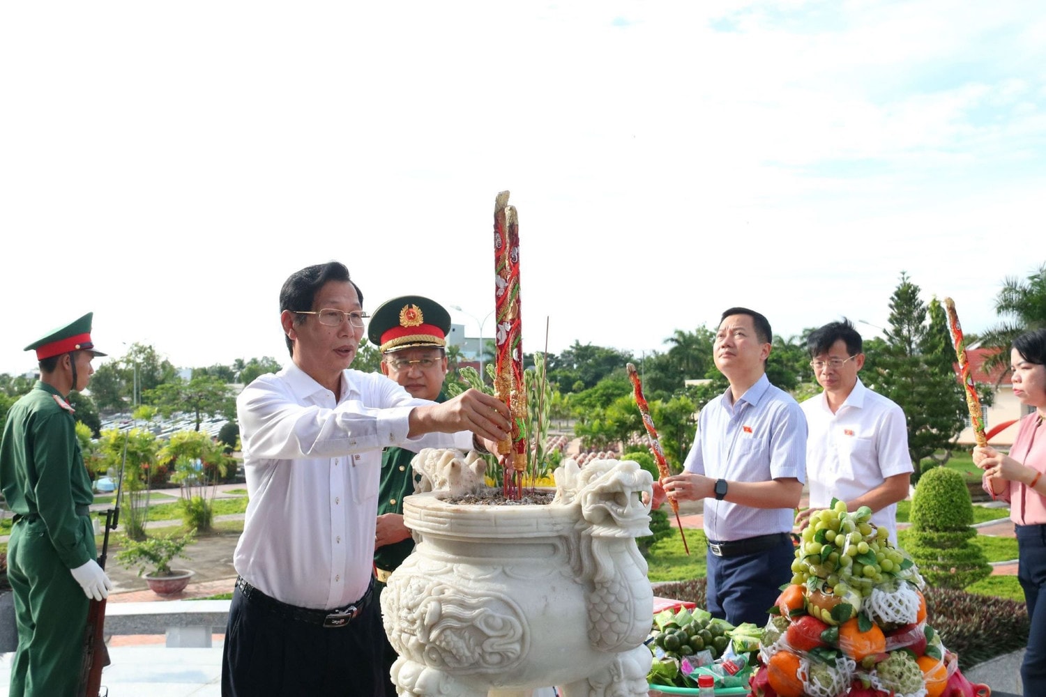 Phó Chủ tịch UBND tỉnh An Giang Lê Văn Phước dâng hương tưởng nhớ các Anh hùng Liệt sĩ Đoàn khảo sát Ủy ban Quốc phòng và An ninh dâng hương tri ân các Anh hùng Liệt sĩ tại An Giang