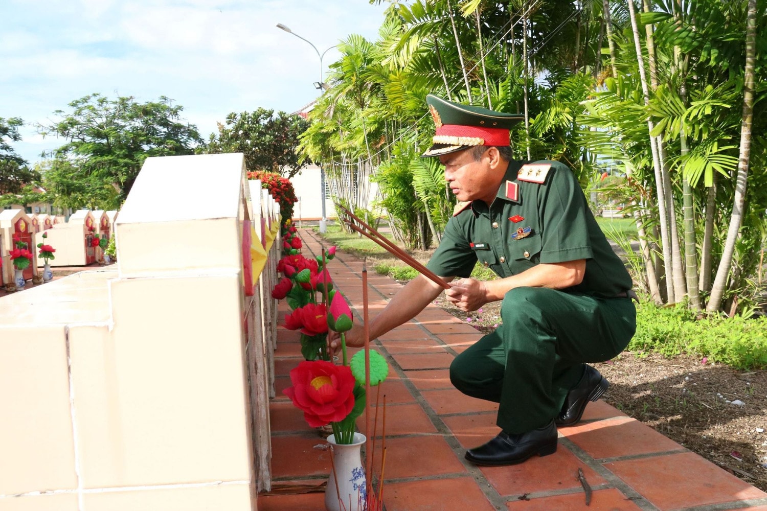 Phó Chủ nhiệm Ủy ban Quốc phòng và An ninh, Trung tướng Nguyễn Hải Hưng thắp hương tại phần mộ các Anh hùng Liệt sĩ Đoàn khảo sát Ủy ban Quốc phòng và An ninh dâng hương tri ân các Anh hùng Liệt sĩ tại An Giang