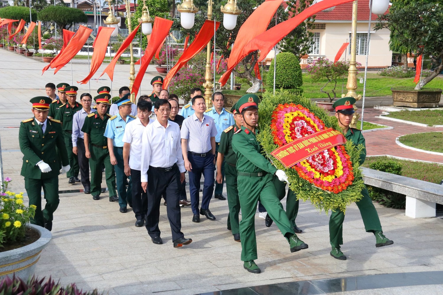 Đoàn khảo sát Ủy ban Quốc phòng và An ninh và lãnh đạo tỉnh An Giang dâng hoa tri ân các Anh hùng Liệt sĩ Đoàn khảo sát Ủy ban Quốc phòng và An ninh dâng hương tri ân các Anh hùng Liệt sĩ tại An Giang