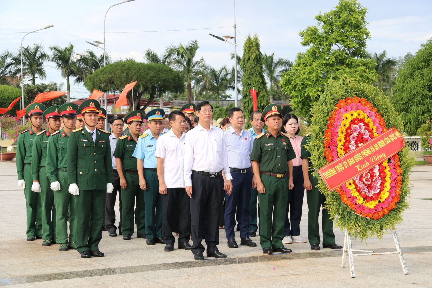 Đoàn khảo sát Ủy ban Quốc phòng và An ninh dâng hương tri ân các Anh hùng Liệt sĩ tại An Giang ảnh 1 Đoàn khảo sát Ủy ban Quốc phòng và An ninh dâng hương tri ân các Anh hùng Liệt sĩ tại An Giang