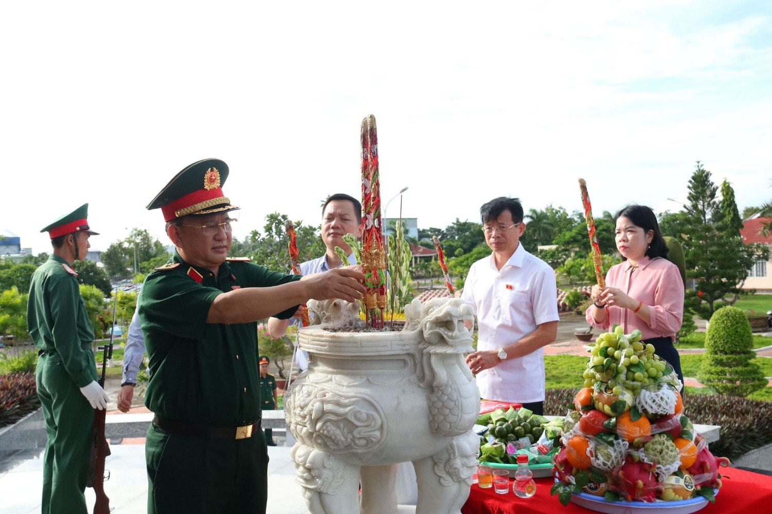 Các đại biểu dâng hương tri ân các Anh hùng Liệt sĩ Đoàn khảo sát Ủy ban Quốc phòng và An ninh dâng hương tri ân các Anh hùng Liệt sĩ tại An Giang