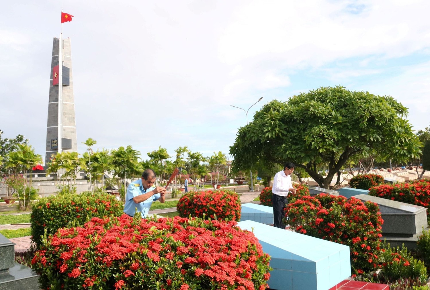 Các đại biểu, lãnh đạo tỉnh An Giang thắp hương tưởng nhớ các Anh hùng Liệt sĩ Đoàn khảo sát Ủy ban Quốc phòng và An ninh dâng hương tri ân các Anh hùng Liệt sĩ tại An Giang