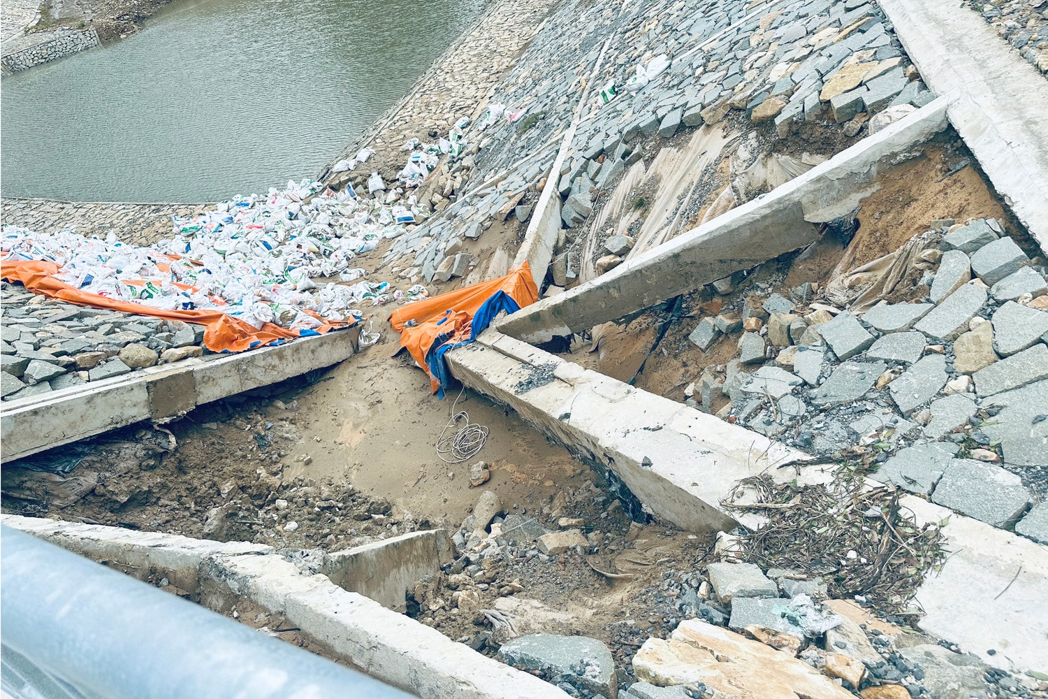 Công trình hồ chứa nước ngọt Đất Dốc vừa hoàn thành thi công chưa nghiêm thu đưa vào đã bị sụt lún, sạt lở