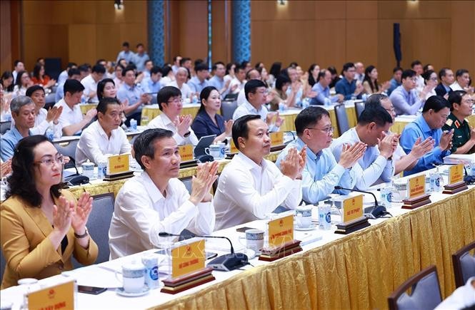 Tiếp tục quán triệt, thực hiện nghiêm túc các nghị quyết, kết luận của Đảng để cụ thể hóa vào Chương trình xây dựng pháp luật hàng năm và bổ sung -0