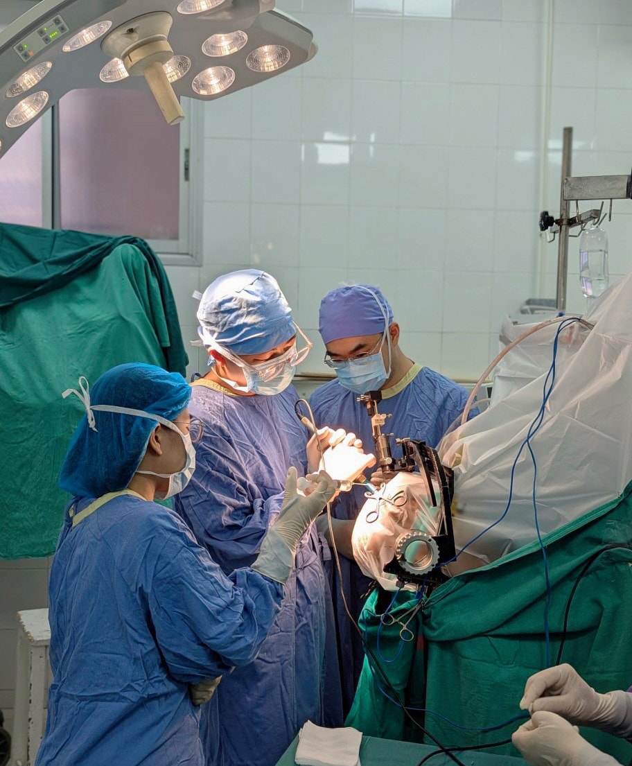Chấm dứt 7 năm run rẩy cho bệnh nhân parkinson bằng phẫu thuật kích thích não sâu -0