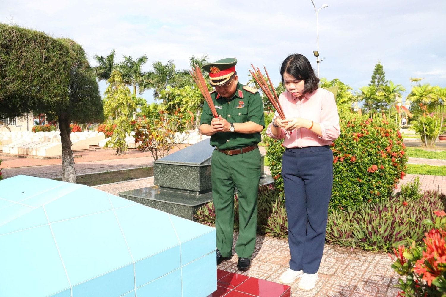 Các đại biểu thắp hương tưởng nhớ các Anh hùng Liệt sĩ Đoàn khảo sát Ủy ban Quốc phòng và An ninh dâng hương tri ân các Anh hùng Liệt sĩ tại An Giang