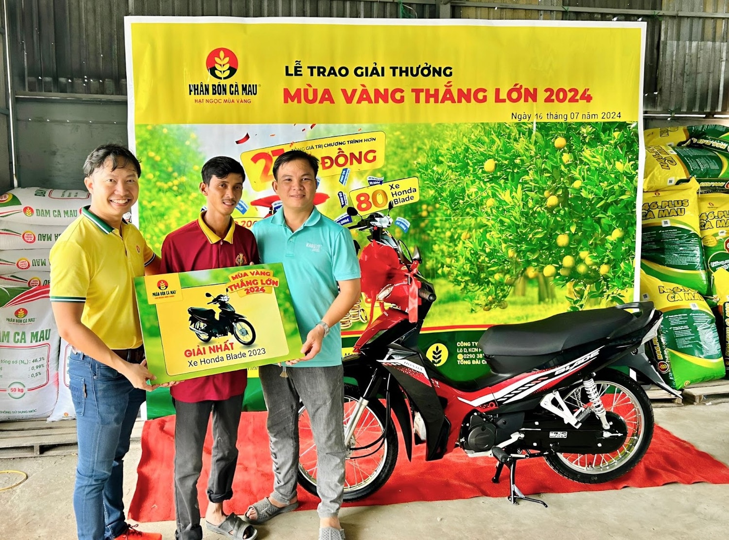 Có thêm chiếc xe mới, công việc đồng ruộng của anh Lê Văn Thắng dễ dàng hơn. Ảnh: PVCFC