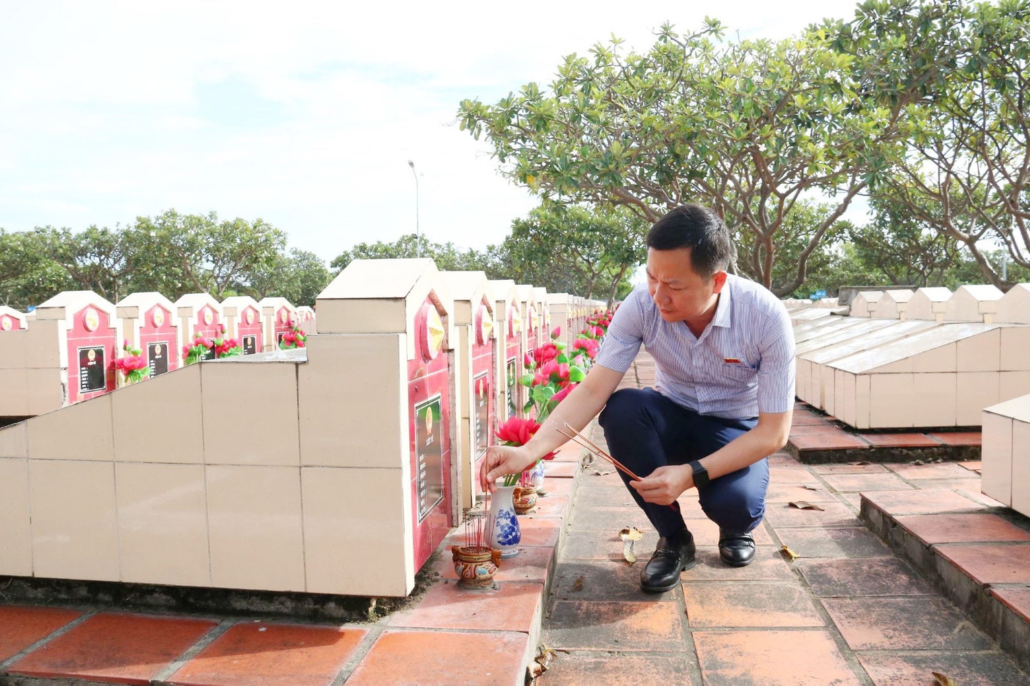 Ủy viên Thường trực Ủy ban Quốc phòng và An ninh Trịnh Xuân An thắp hương tại phần mộ các Anh hùng Liệt sĩ Đoàn khảo sát Ủy ban Quốc phòng và An ninh dâng hương tri ân các Anh hùng Liệt sĩ tại An Giang